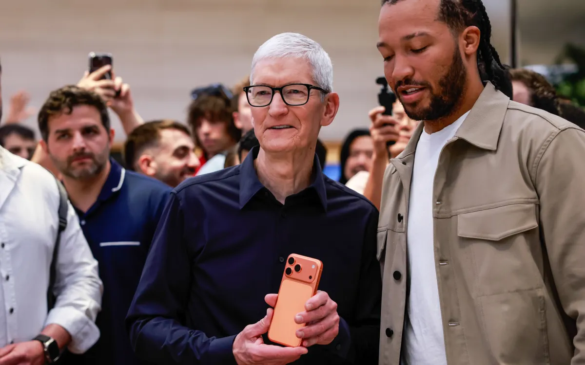 Tim Cook sắp rời ghế CEO Apple vào đầu tháng 9 tới (Ảnh: Getty)