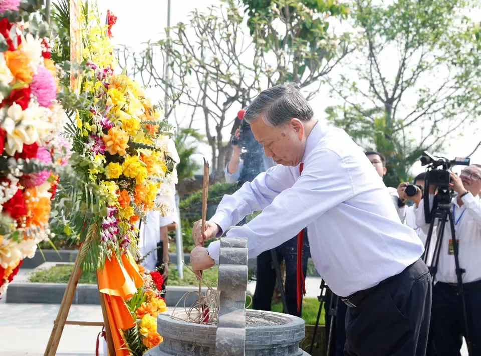 L&atilde;nh đạo Đảng, Nh&agrave; nước d&acirc;ng hương tưởng niệm Tổng B&iacute; thư H&agrave; Huy Tập- Ảnh 1.