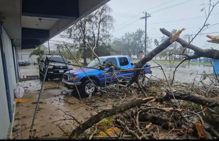 T&agrave;u của Mỹ bị lật &uacute;p ở Th&aacute;i B&igrave;nh Dương sau b&atilde;o, 6 thủy thủ mất t&iacute;ch- Ảnh 1.