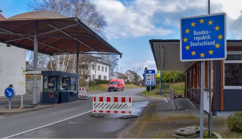 Số đơn xin tị nạn tại Đức giảm mạnh - Ảnh 1.