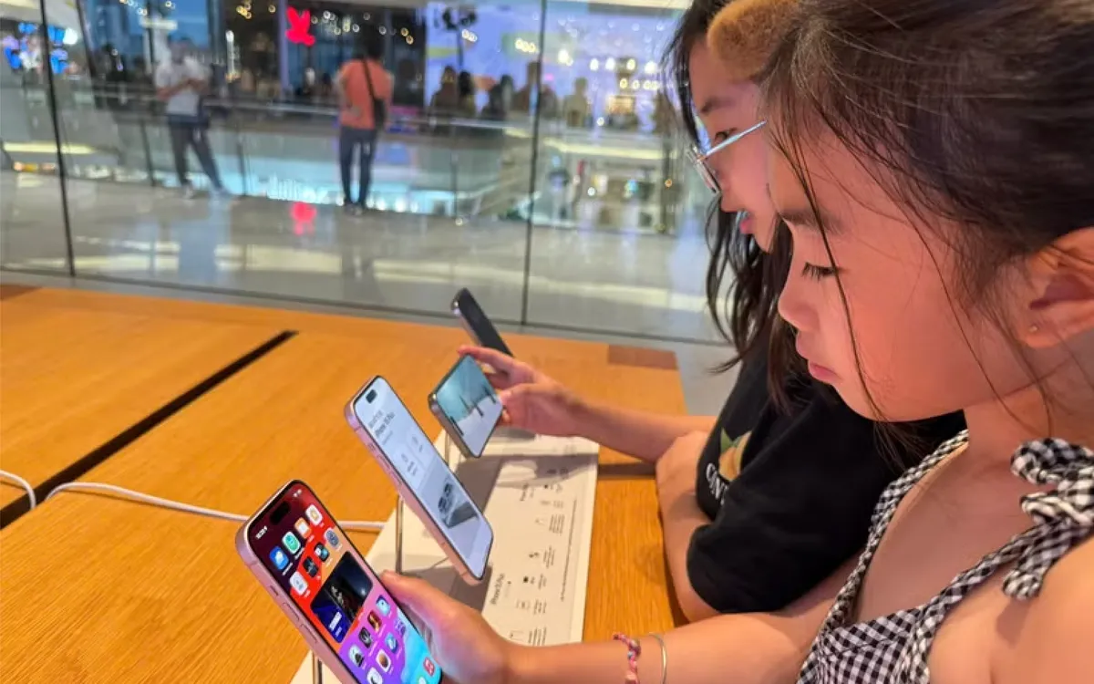 Việt Nam hiện nằm trong nhóm quốc gia có tỷ lệ người dùng Internet và mạng xã hội cao trên thế giới với hơn 72 triệu người sử dụng, tương đương khoảng 73% dân số. Trong số này, 7% thuộc độ tuổi từ 13-17 và gần 10% ở độ tuổi 18-24. Ảnh: TTXVN