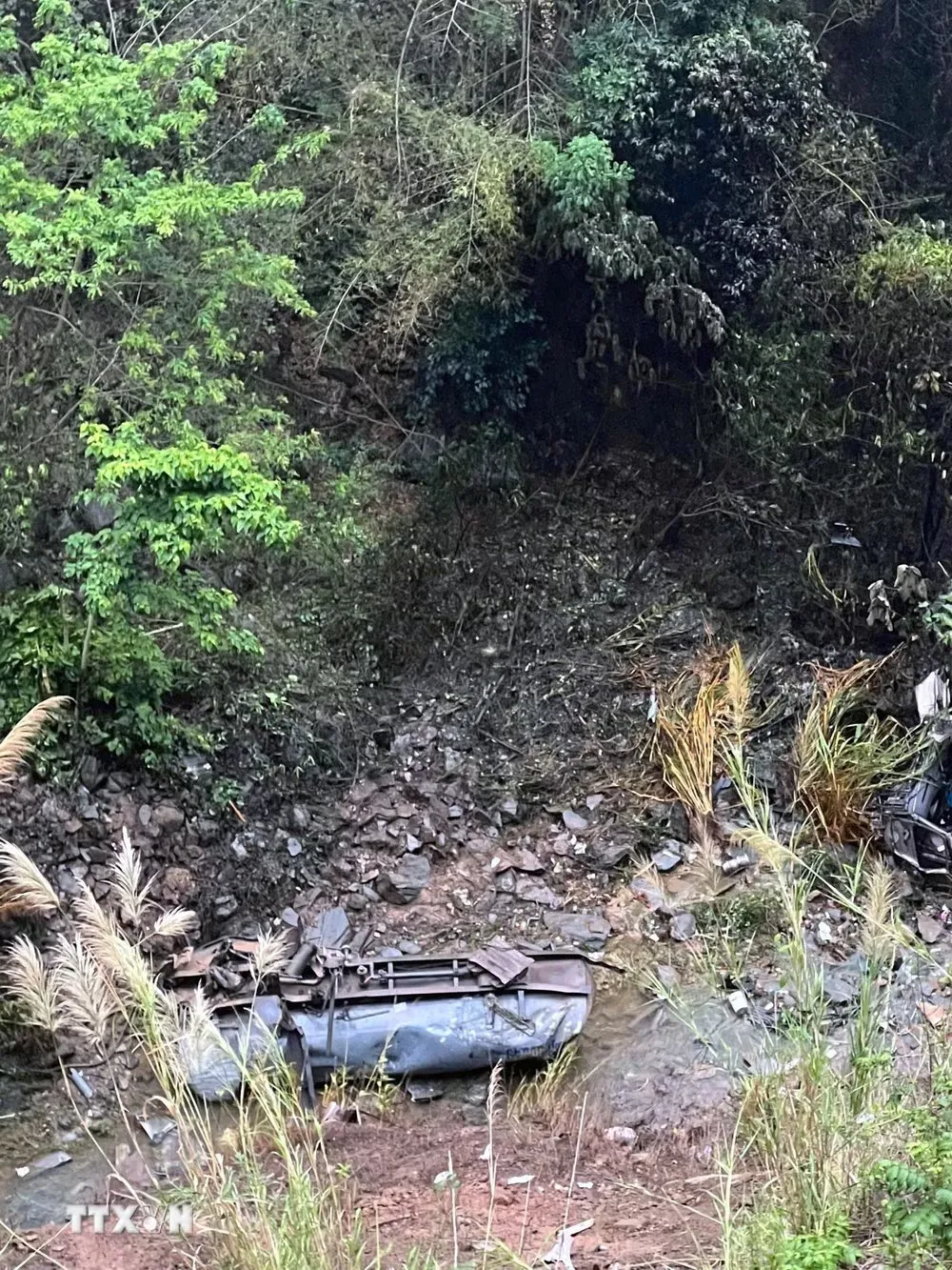 Xe tải mất l&aacute;i lao xuống vực, l&aacute;i xe tử vong - Ảnh 1.