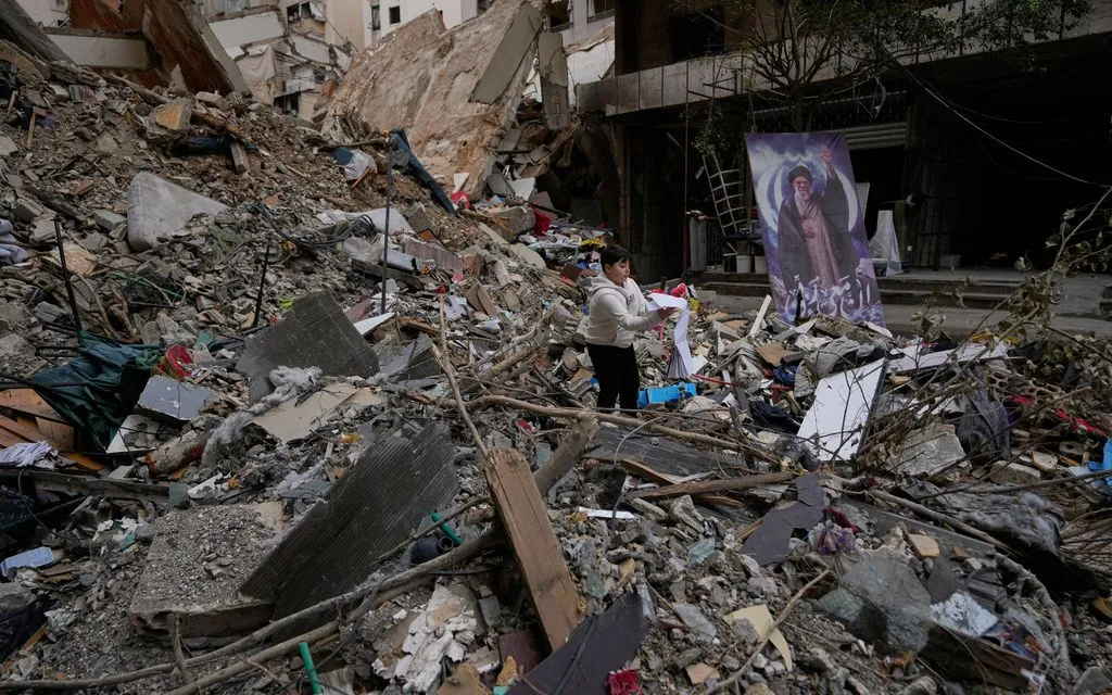 Đống đổ nát của một tòa nhà bị phá hủy tại Dahiyeh, vùng ngoại ô phía Nam Beirut, Lebanon, ngày 20/4/2026 (Ảnh: AP)