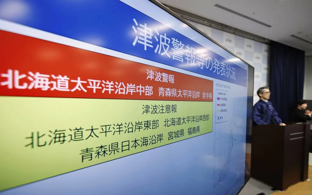 Màn hình hiển thị cảnh báo sóng thần trong một cuộc họp báo tại Cơ quan Khí tượng Nhật Bản ở Tokyo, ngày 20/4/2026 (Ảnh: Kyodo/AP)