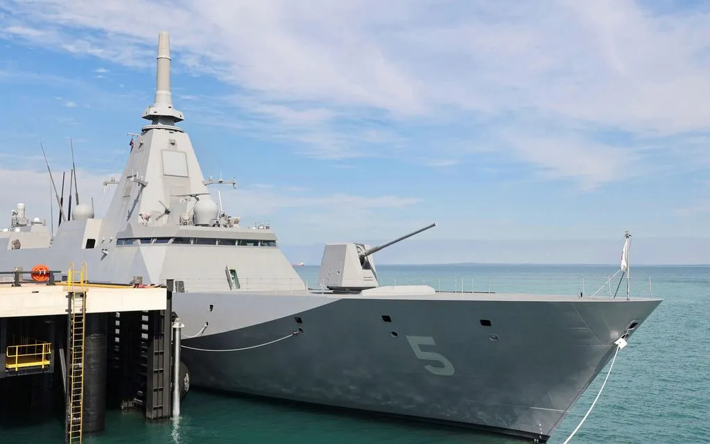 Tàu chiến JS Yahagi của Lực lượng Phòng vệ biển Nhật Bản neo đậu tại Darwin, Australia, ngày 6/6/2025. (Ảnh: AP)
