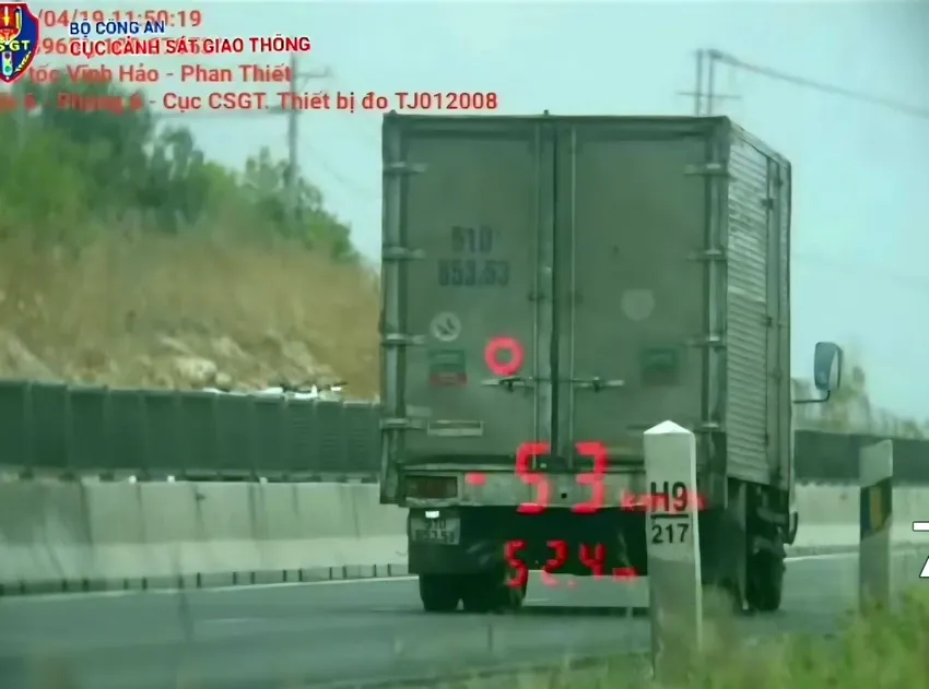 Phạt gần 50 triệu đồng t&agrave;i xế kh&ocirc;ng bằng l&aacute;i, chạy dưới tốc độ tr&ecirc;n cao tốc - Ảnh 1.