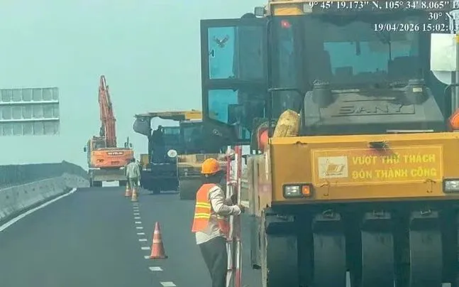 Phương tiện của Tổng Công ty Xây dựng T.S thi công cao tốc Cần Thơ-Hậu Giang không đảm bảo an toàn giao thông. Ảnh: TTXVN