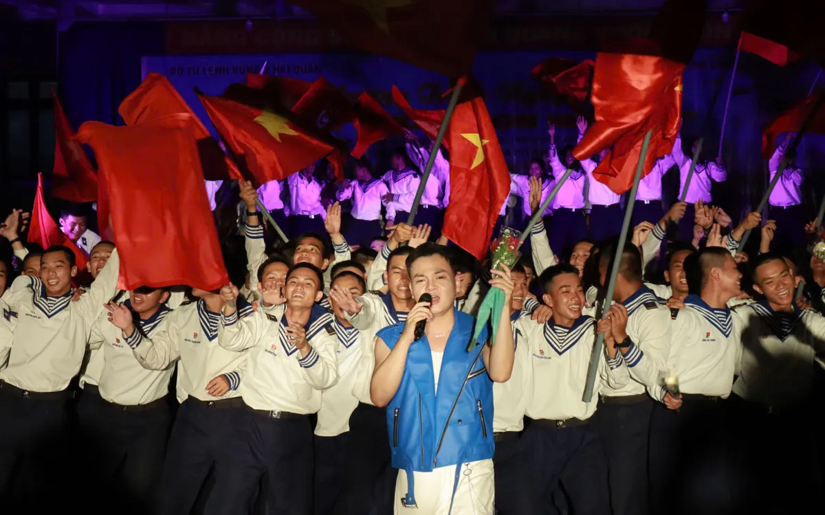 Chiến sĩ mới giao lưu cùng ca sĩ.