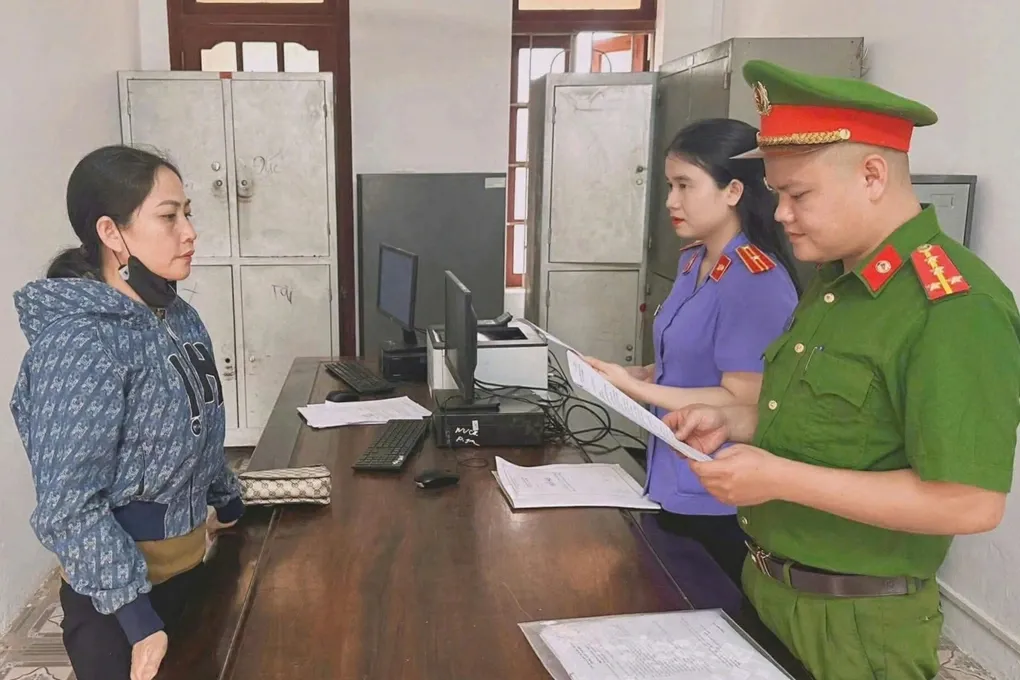 Hai mẹ con bị khởi tố v&igrave; mượn xe m&aacute;y rồi mang đi cầm cố- Ảnh 1.