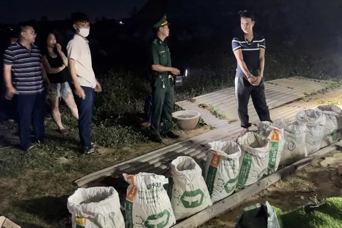 Ph&aacute;t hiện gần 360 kg nghi thuốc nổ giấu trong qu&aacute;n ven biển Quảng Ng&atilde;i- Ảnh 1.