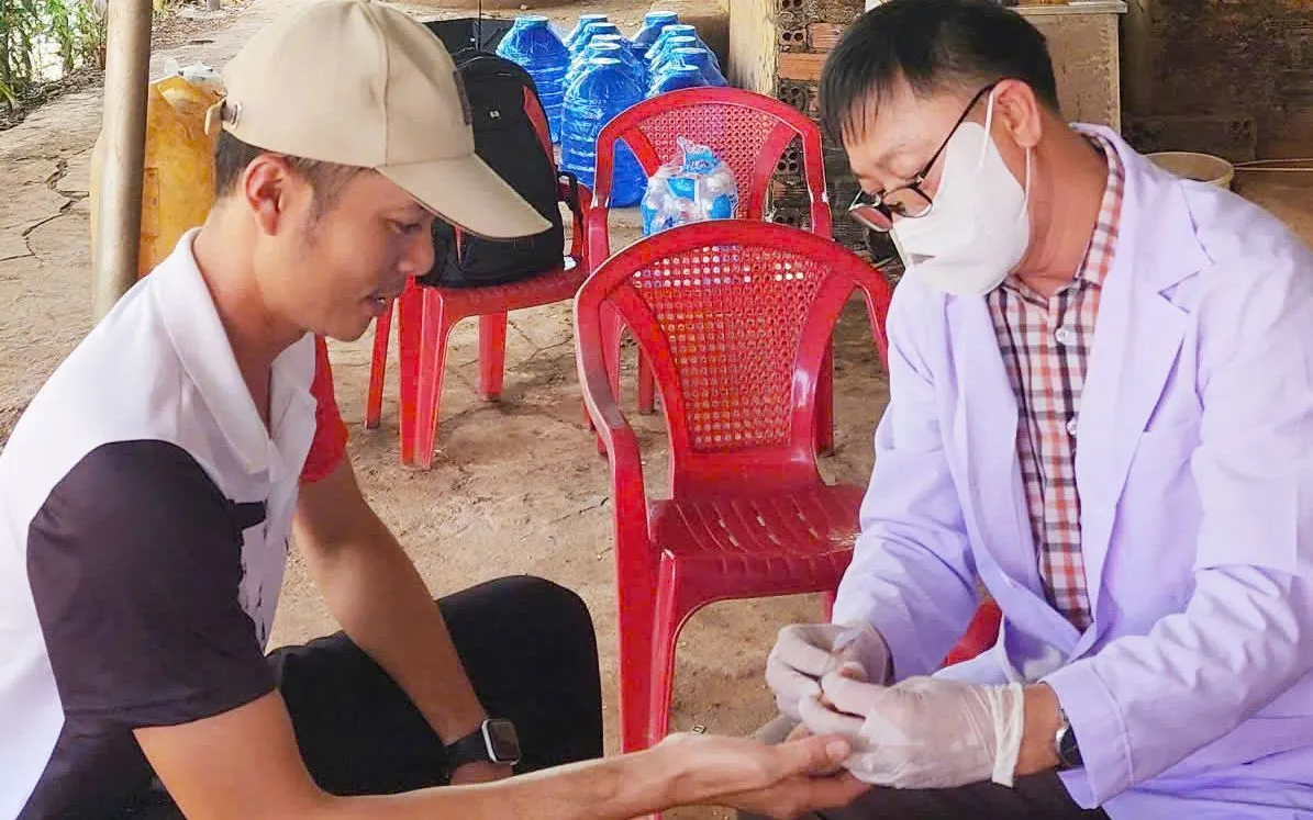Lấy lam máu xét nghiệm sốt rét cho người dân tại xã Đăk Ơ. Ảnh: CDC Đồng Nai