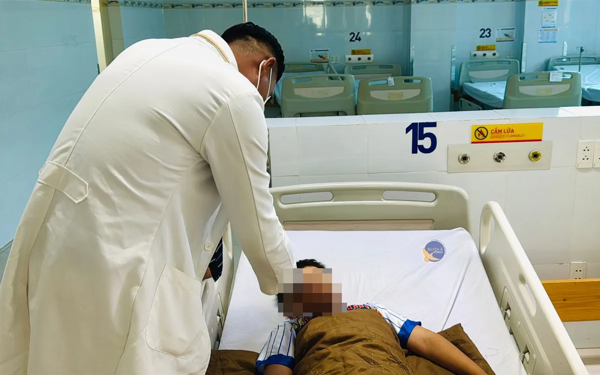 Bác sĩ thăm khám cho bệnh nhi. Ảnh: BVCC