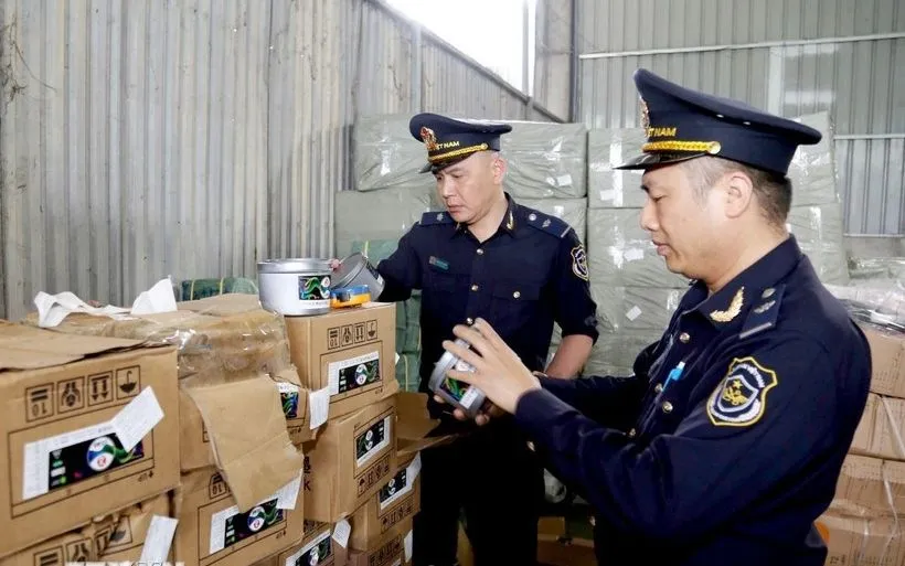 Hoạt động nghiệp vụ của lực lực hải quan. Ảnh minh họa: Quang Duy/TTXVN
