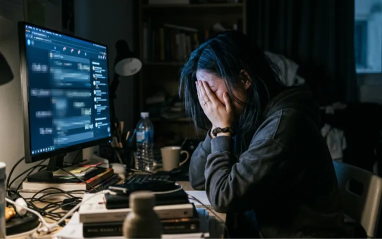 Áp lực từ những lời lẽ tiêu cực trên mạng xã hội có thể gây tổn thương lớn về tinh thần cho người trong cuộc. (Ảnh minh họa: AI)