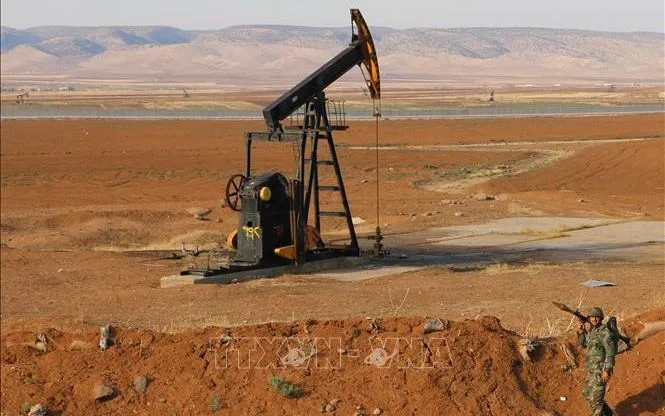 Tháp khoan dầu tại Qamishli, tỉnh Hasakah, Syria. Ảnh: THX/TTXVN