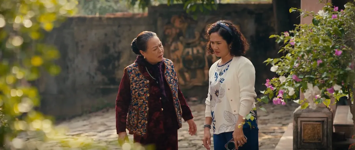 Ngược đường ngược nắng - Tập 15: &Acirc;n o&aacute;n giữa hai gia đ&igrave;nh Mai - Trung li&ecirc;n quan tới c&aacute;i chết của vợ &ocirc;ng Ph&uacute;c - Ảnh 7.