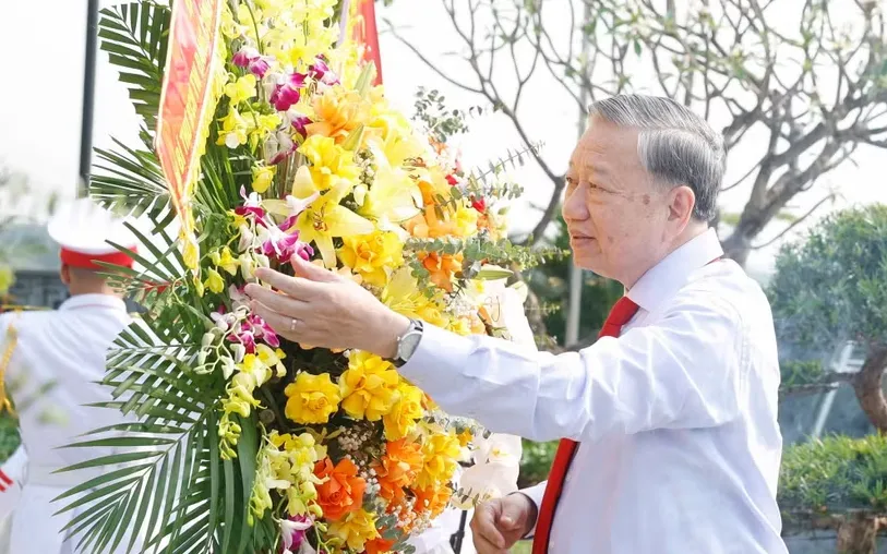 Tổng Bí thư, Chủ tịch nước Tô Lâm và các đồng chí lãnh đạo Đảng, Nhà nước dâng hoa, dâng hương tại Khu di tích cố Tổng Bí thư Hà Huy Tập tại xã Cẩm Hưng, tỉnh Hà Tĩnh. (Ảnh: Thống Nhất/TTXVN)