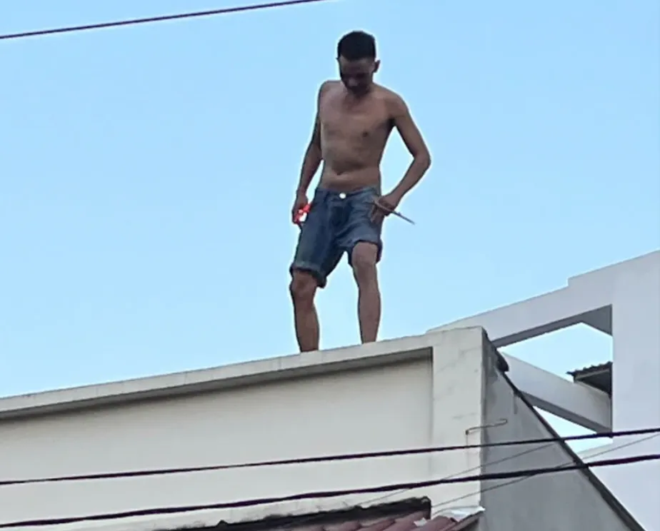 Thanh ni&ecirc;n nghi &ldquo;ng&aacute;o đ&aacute;&rdquo; cầm k&eacute;o leo m&aacute;i nh&agrave;, đập ph&aacute; t&agrave;i sản - Ảnh 1.