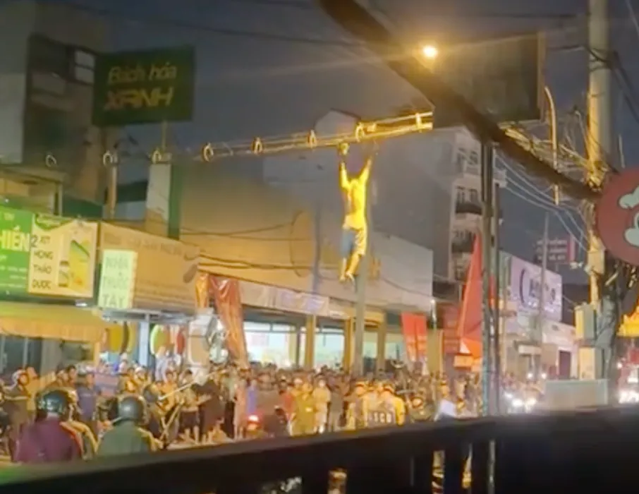 Thanh ni&ecirc;n nghi &ldquo;ng&aacute;o đ&aacute;&rdquo; cầm k&eacute;o leo m&aacute;i nh&agrave;, đập ph&aacute; t&agrave;i sản - Ảnh 2.