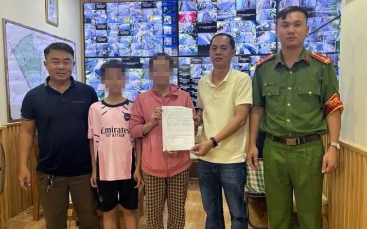 Gia đình em Th viết thư gửi lời cảm ơn đến Công an phường Đông Hưng Thuận. Ảnh: CA