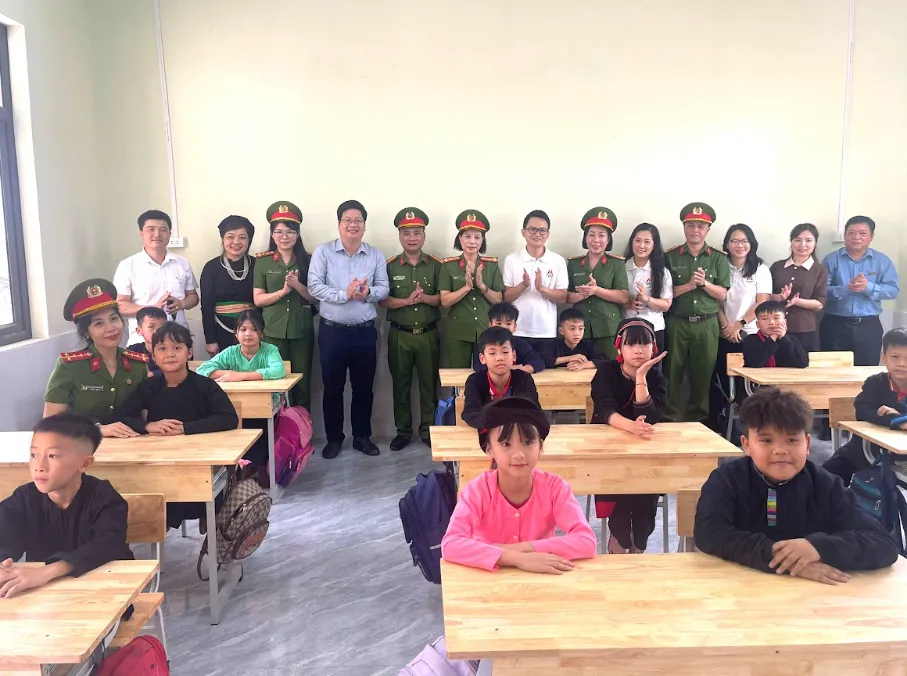 X&acirc;y lớp học, hỗ trợ thiết bị cho học sinh v&ugrave;ng cao Tuy&ecirc;n Quang- Ảnh 2.