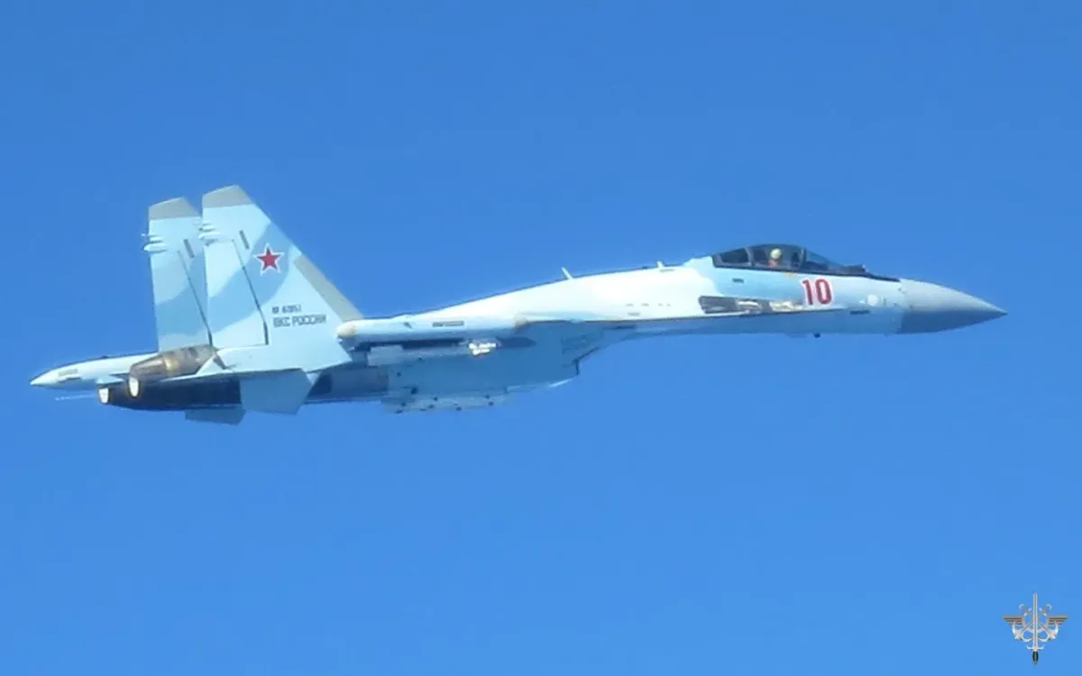 Tiêm kích Su-35 của Nga bay trên biển Baltic, ngày 20/4/2026. (Ảnh: AP)