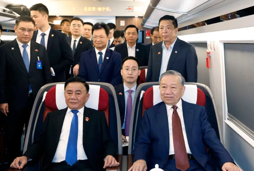 Đại sứ H&agrave; Vĩ: Trung Quốc lu&ocirc;n muốn đứng kề vai s&aacute;t c&aacute;nh c&ugrave;ng Việt Nam - Ảnh 2.