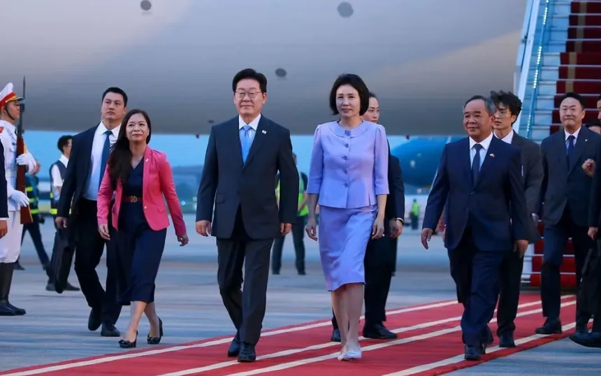 Tổng thống Hàn Quốc Lee Jae Myung và Phu nhân đến Hà Nội, bắt đầu chuyến thăm cấp Nhà nước tới Việt Nam. (Ảnh: TTXVN)