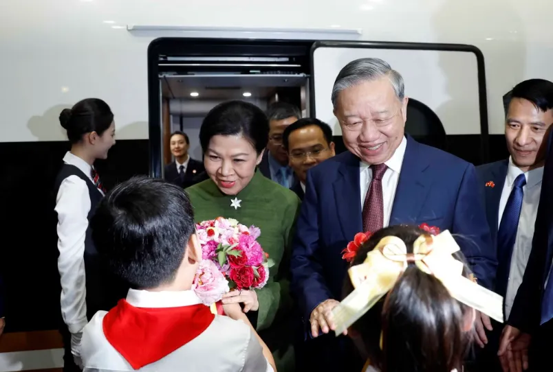 Đại sứ H&agrave; Vĩ: Trung Quốc lu&ocirc;n muốn đứng kề vai s&aacute;t c&aacute;nh c&ugrave;ng Việt Nam - Ảnh 3.