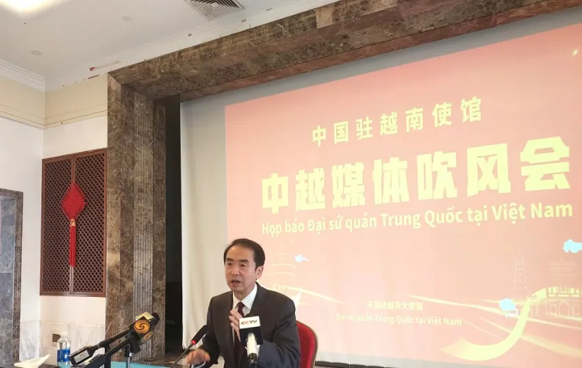 Đại sứ H&agrave; Vĩ: Trung Quốc lu&ocirc;n muốn đứng kề vai s&aacute;t c&aacute;nh c&ugrave;ng Việt Nam - Ảnh 1.