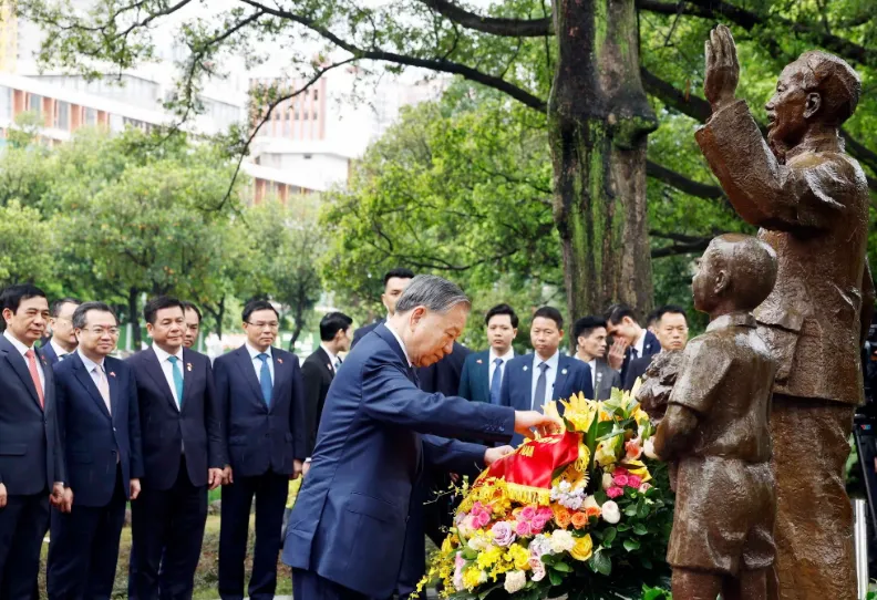 Đại sứ H&agrave; Vĩ: Trung Quốc lu&ocirc;n muốn đứng kề vai s&aacute;t c&aacute;nh c&ugrave;ng Việt Nam - Ảnh 7.