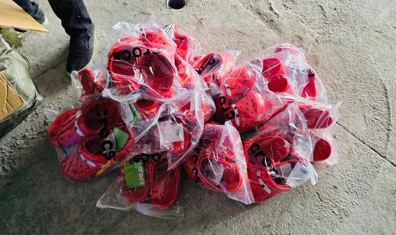 Ph&aacute;t hiện h&agrave;ng chục ngh&igrave;n sản phẩm điện thoại, thời trang giả mạo xuất xứ, nh&atilde;n m&aacute;c - Ảnh 2.