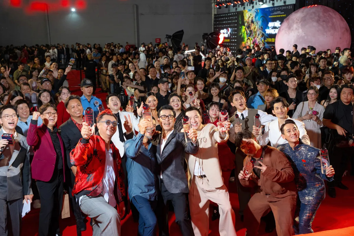 Đường đua phim dịp lễ 30/4 "nghẹ thở" từ thảm đỏ - Ảnh 12.