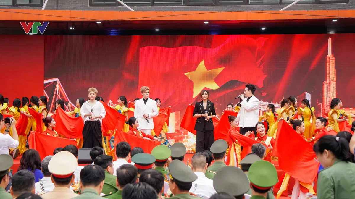 Gi&aacute;m đốc C&ocirc;ng an H&agrave; Nội: "Xử l&yacute; nghi&ecirc;m mọi h&agrave;nh vi vi phạm ph&aacute;p luật, x&acirc;m hại đến học sinh" - Ảnh 6.