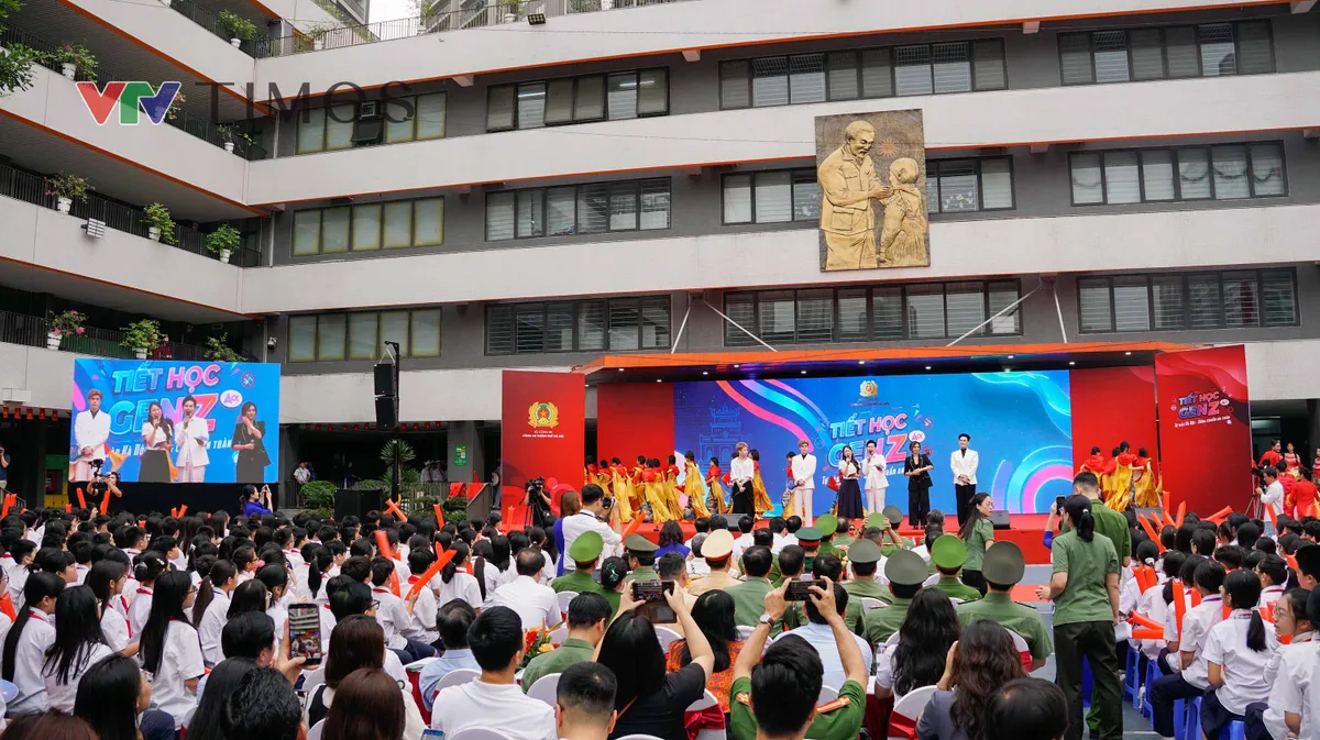 Gi&aacute;m đốc C&ocirc;ng an H&agrave; Nội: "Xử l&yacute; nghi&ecirc;m mọi h&agrave;nh vi vi phạm ph&aacute;p luật, x&acirc;m hại đến học sinh" - Ảnh 8.