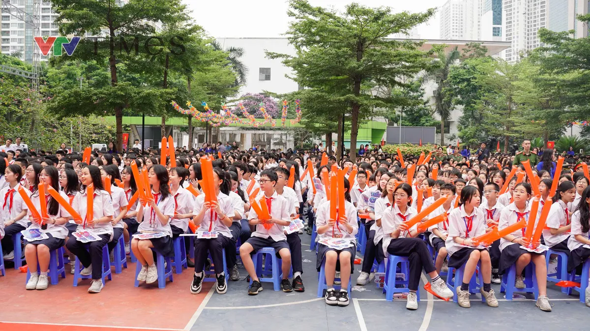 Gi&aacute;m đốc C&ocirc;ng an H&agrave; Nội: "Xử l&yacute; nghi&ecirc;m mọi h&agrave;nh vi vi phạm ph&aacute;p luật, x&acirc;m hại đến học sinh" - Ảnh 3.