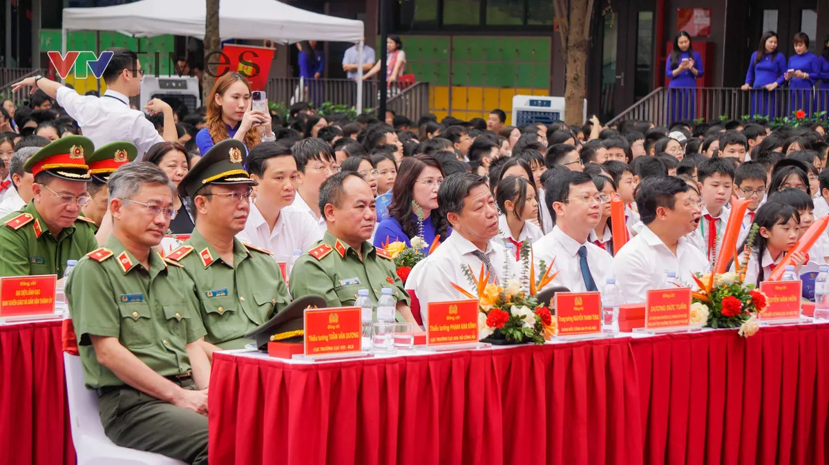 Gi&aacute;m đốc C&ocirc;ng an H&agrave; Nội: "Xử l&yacute; nghi&ecirc;m mọi h&agrave;nh vi vi phạm ph&aacute;p luật, x&acirc;m hại đến học sinh" - Ảnh 1.