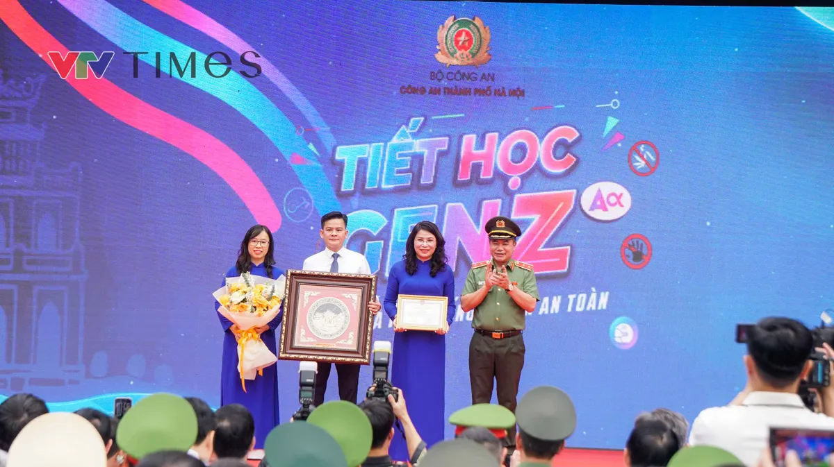 Gi&aacute;m đốc C&ocirc;ng an H&agrave; Nội: "Xử l&yacute; nghi&ecirc;m mọi h&agrave;nh vi vi phạm ph&aacute;p luật, x&acirc;m hại đến học sinh" - Ảnh 15.