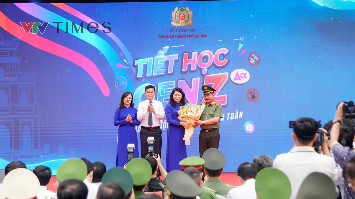 Gi&aacute;m đốc C&ocirc;ng an H&agrave; Nội: "Xử l&yacute; nghi&ecirc;m mọi h&agrave;nh vi vi phạm ph&aacute;p luật, x&acirc;m hại đến học sinh" - Ảnh 16.