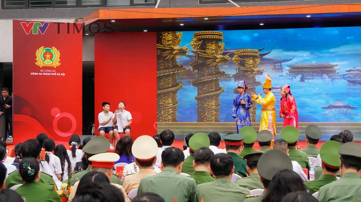 Gi&aacute;m đốc C&ocirc;ng an H&agrave; Nội: "Xử l&yacute; nghi&ecirc;m mọi h&agrave;nh vi vi phạm ph&aacute;p luật, x&acirc;m hại đến học sinh" - Ảnh 5.