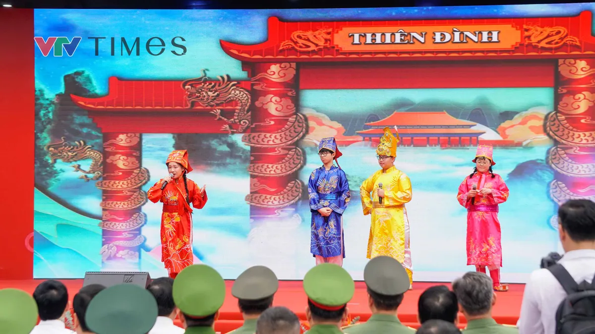 Gi&aacute;m đốc C&ocirc;ng an H&agrave; Nội: "Xử l&yacute; nghi&ecirc;m mọi h&agrave;nh vi vi phạm ph&aacute;p luật, x&acirc;m hại đến học sinh" - Ảnh 9.