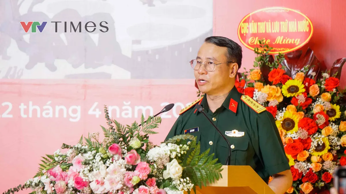 Người trẻ ấn tượng với triển l&atilde;m tranh sơn m&agrave;i &ldquo;Qu&ecirc; hương v&agrave; người chiến sĩ&rdquo; - Ảnh 2.