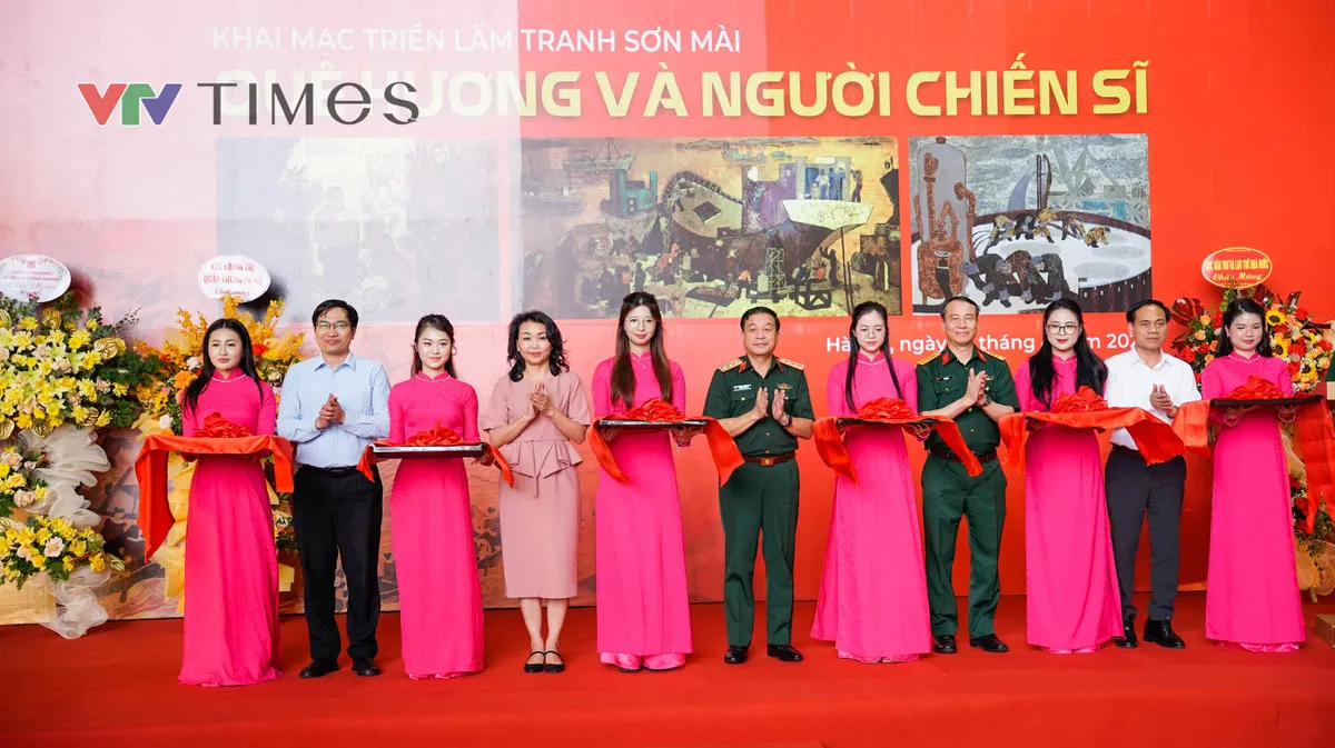 Người trẻ ấn tượng với triển l&atilde;m tranh sơn m&agrave;i &ldquo;Qu&ecirc; hương v&agrave; người chiến sĩ&rdquo; - Ảnh 1.