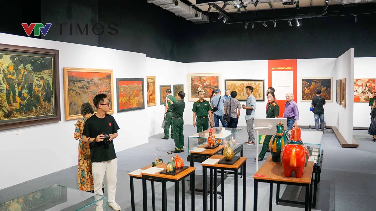 Người trẻ ấn tượng với triển l&atilde;m tranh sơn m&agrave;i &ldquo;Qu&ecirc; hương v&agrave; người chiến sĩ&rdquo; - Ảnh 13.