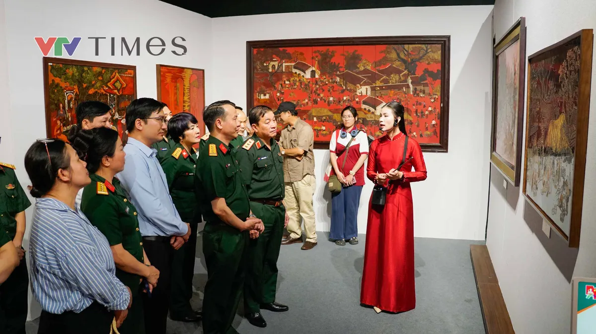 Người trẻ ấn tượng với triển l&atilde;m tranh sơn m&agrave;i &ldquo;Qu&ecirc; hương v&agrave; người chiến sĩ&rdquo; - Ảnh 3.