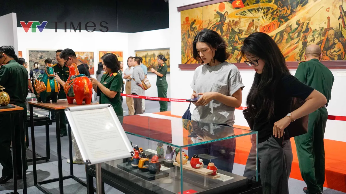 Người trẻ ấn tượng với triển l&atilde;m tranh sơn m&agrave;i &ldquo;Qu&ecirc; hương v&agrave; người chiến sĩ&rdquo; - Ảnh 7.