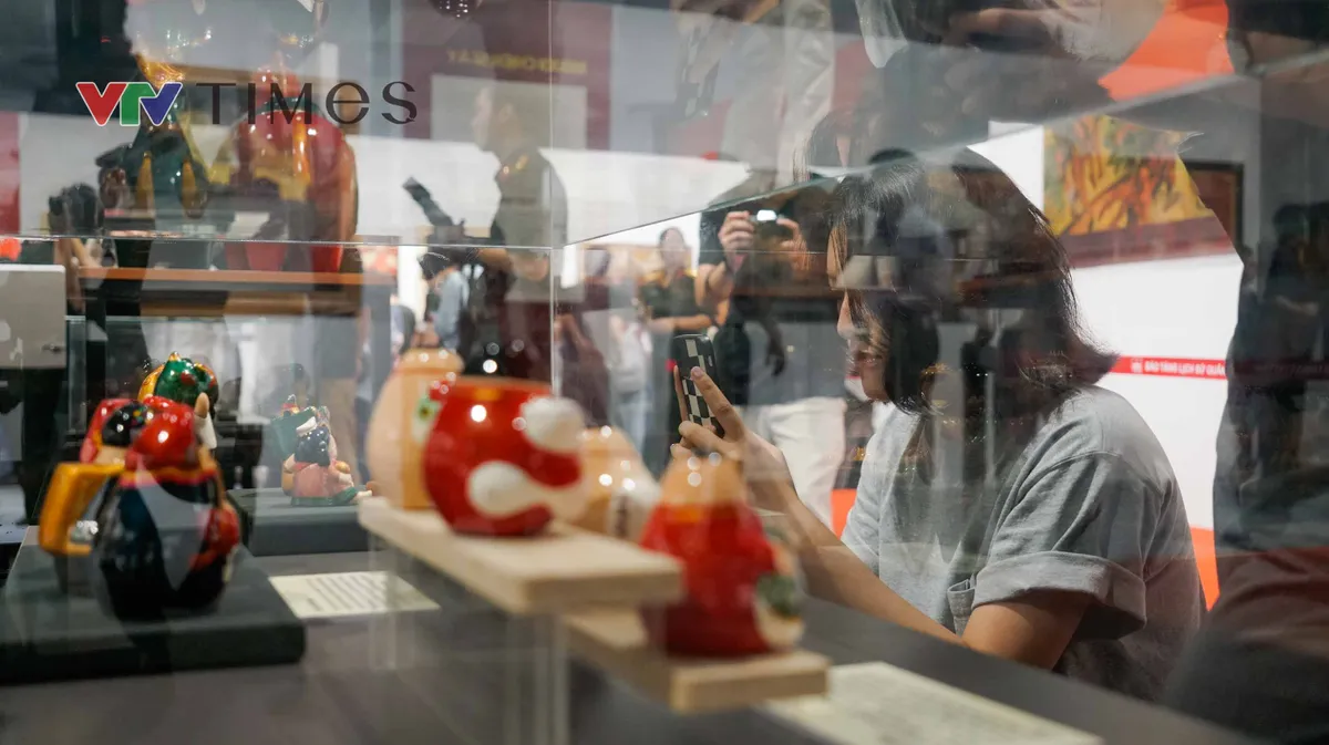 Người trẻ ấn tượng với triển l&atilde;m tranh sơn m&agrave;i &ldquo;Qu&ecirc; hương v&agrave; người chiến sĩ&rdquo; - Ảnh 8.