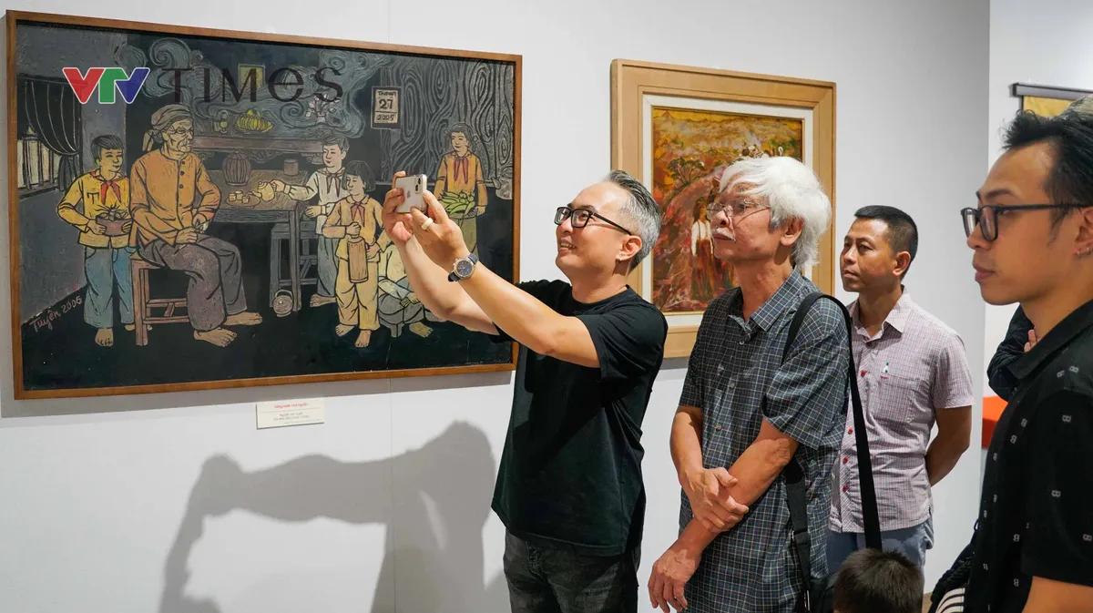 Người trẻ ấn tượng với triển l&atilde;m tranh sơn m&agrave;i &ldquo;Qu&ecirc; hương v&agrave; người chiến sĩ&rdquo; - Ảnh 9.