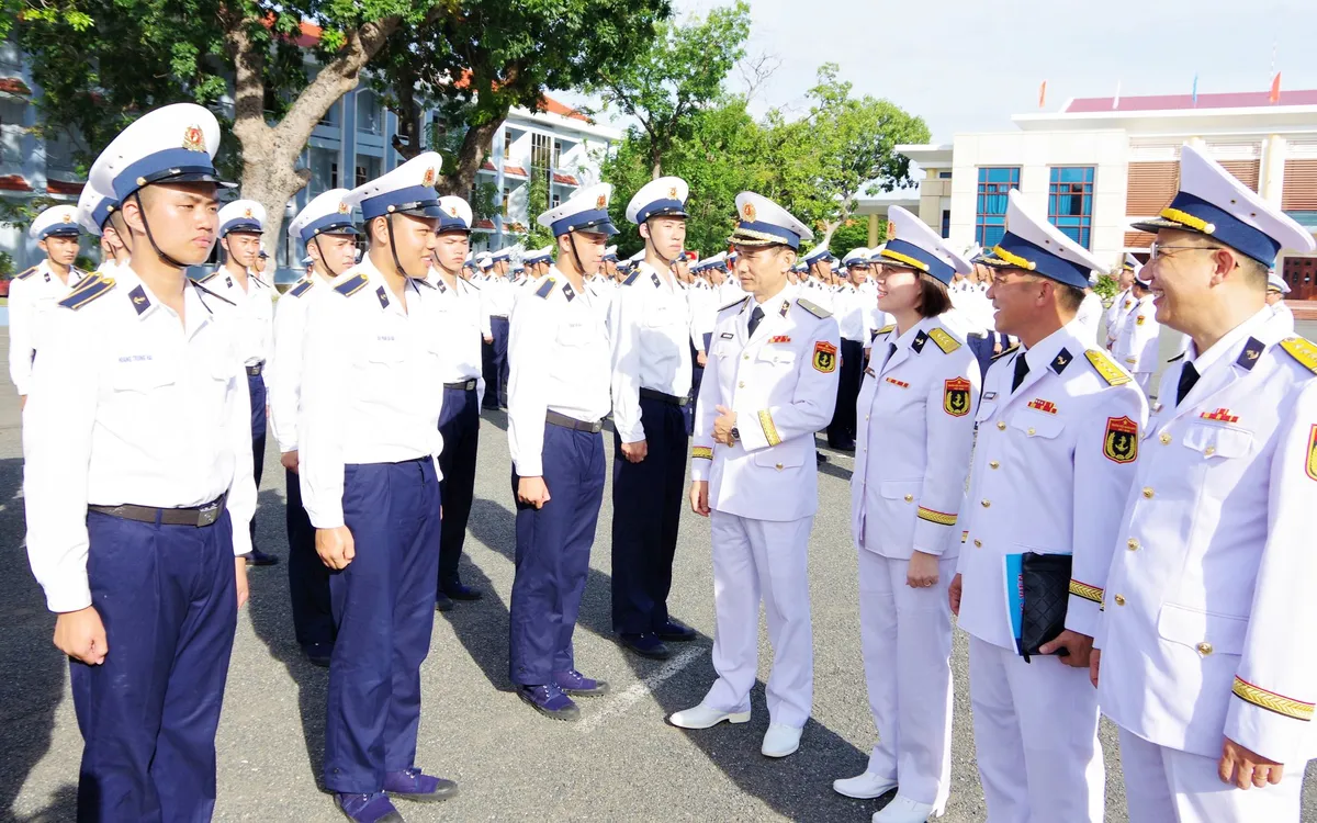 Chuẩn Đô đốc Nguyễn Hữu Thoan, Chính ủy Học viện Hải quân gặp gỡ, trao đổi với học viên tại lễ khai giảng năm học mới.