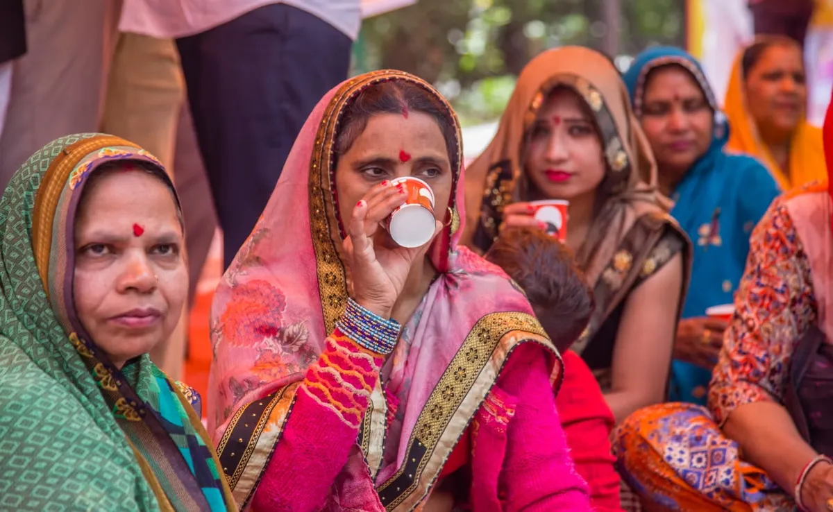 Du kh&aacute;ch được y&ecirc;u cầu "uống nước tiểu b&ograve;" khi đến Đền thi&ecirc;ng tại Ấn Độ - Ảnh 1.